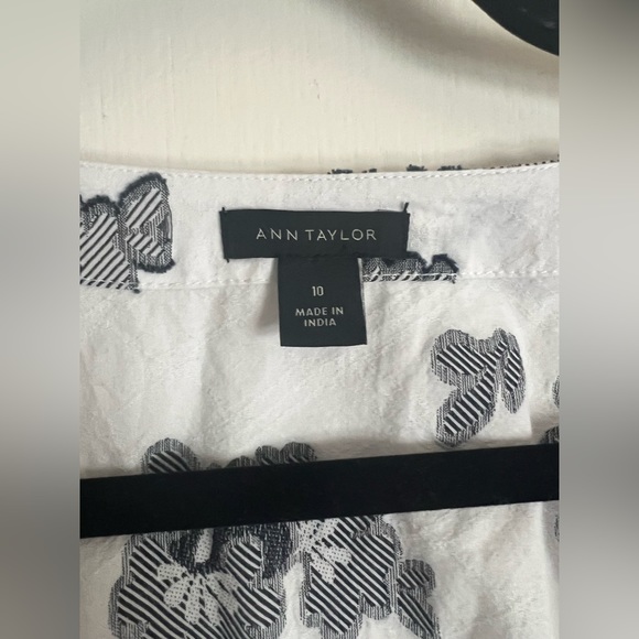 Ann Taylor Black White Floral Wrap Top Short Sleeve Size 10 - Picture 4 of 9